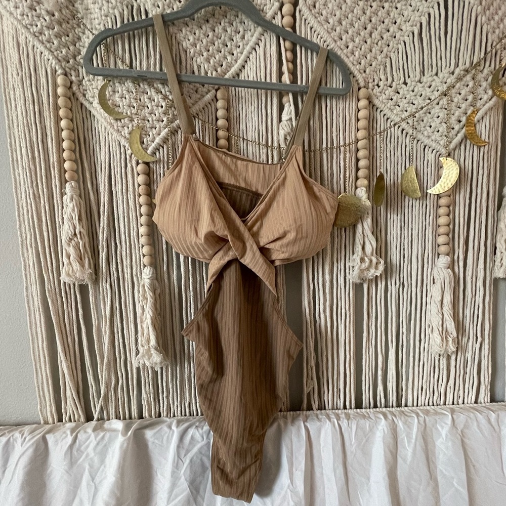 Color block twist one piece swimsuit. NWT never worn